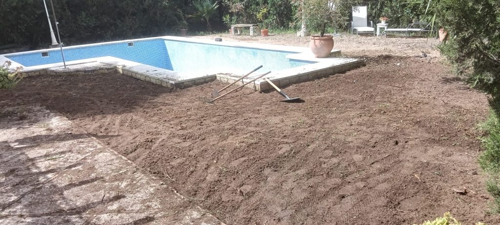 Preparación del terreno junto a piscina antes de instalar césped artificial - Limcesped Sevilla
